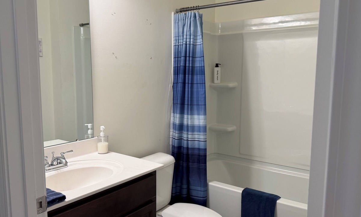 Clayton House | Charming Farmhouse Stay w/Double Garage 3BR/3BA