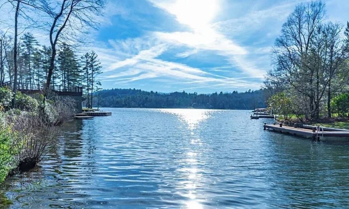Lake Toxaway House | Charming Lake Front Home on Lake Toxaway with Private Dock and Deck- Sleeps 9