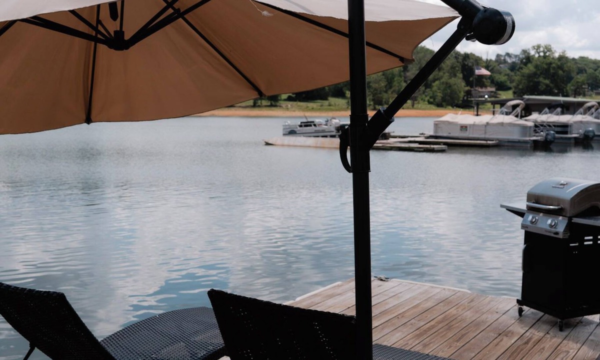 Morristown Boat Rental | Charming land accessible houseboat in Morristown