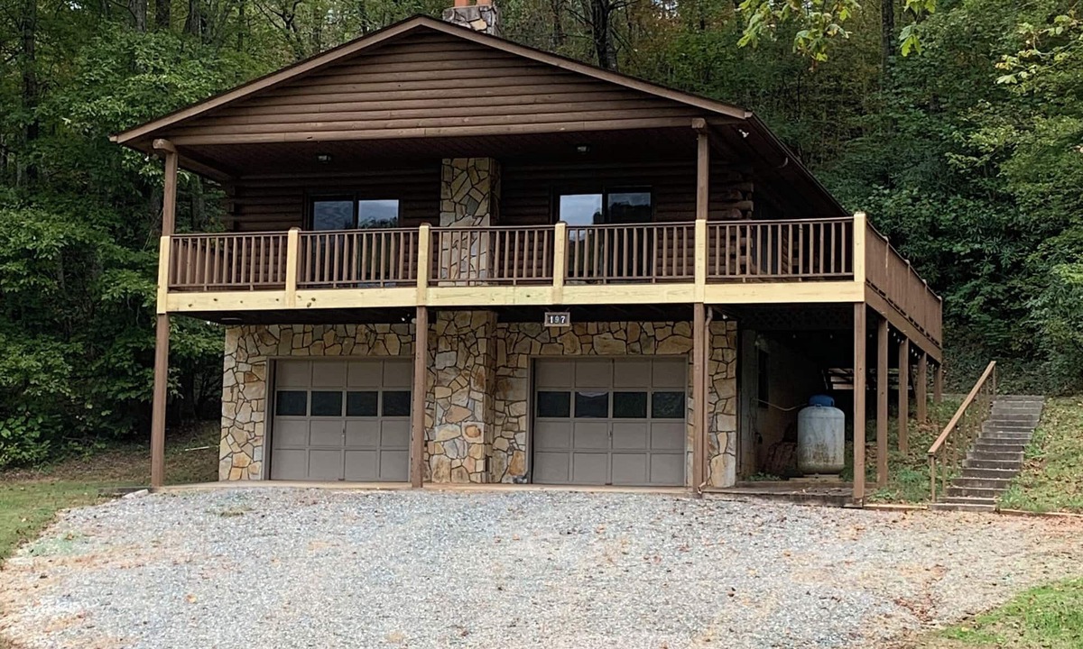 Andrews Cabin | Charming log cabin nestled in the beautiful Andrews, NC.
