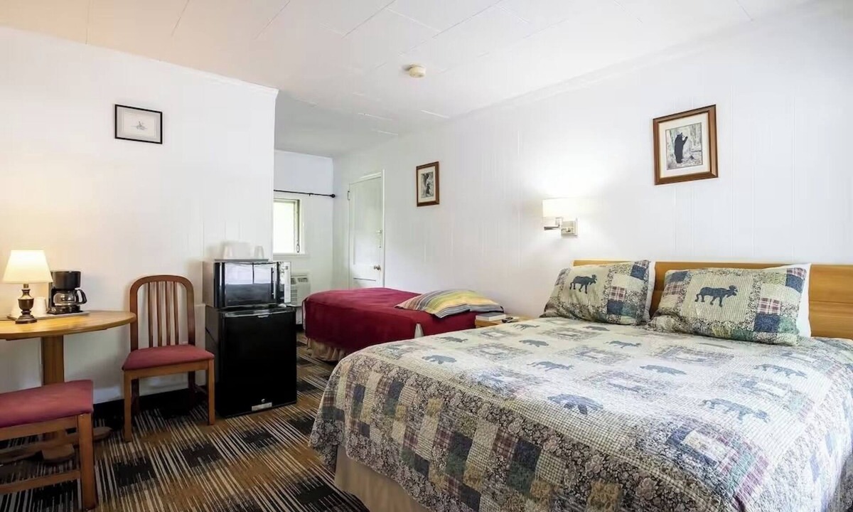 Cherokee Hotel | Charming Room Near Wild Water Rafting & Great Smoky Mountain Trails – 15 Min