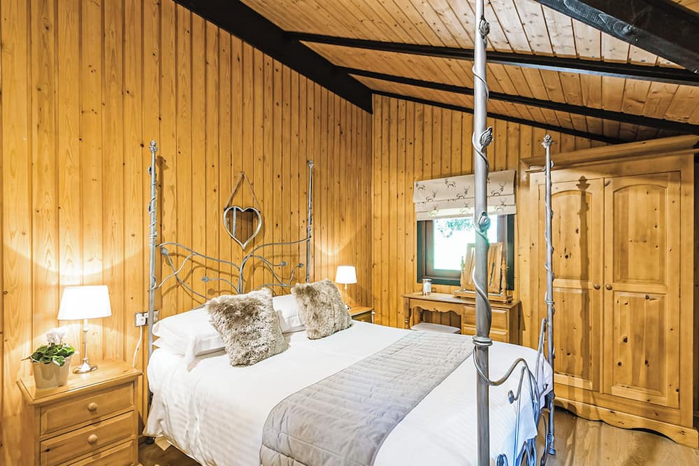 Summerbridge Ski Chalet | Charming, spacious and comfortable open plan lodge with log burner.