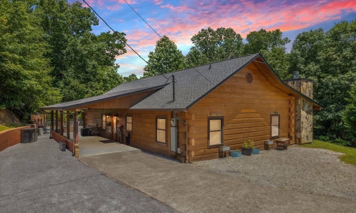 Sevierville Cabin | Chasing Cubs Cabin by Beyond Expectations: 3BR Cottage w/Firepit & Bed Swing