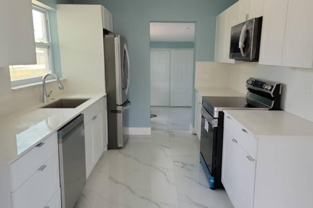 Davie House | Cheerful 2 Bedroom Lakehouse Home Woffice Space