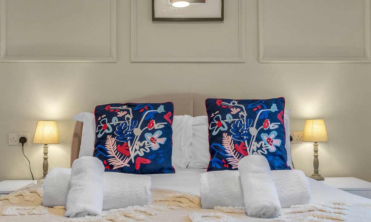 Leith Apartment | Cheerful Stays: Jamson Pl 3BR Apartment in Leith