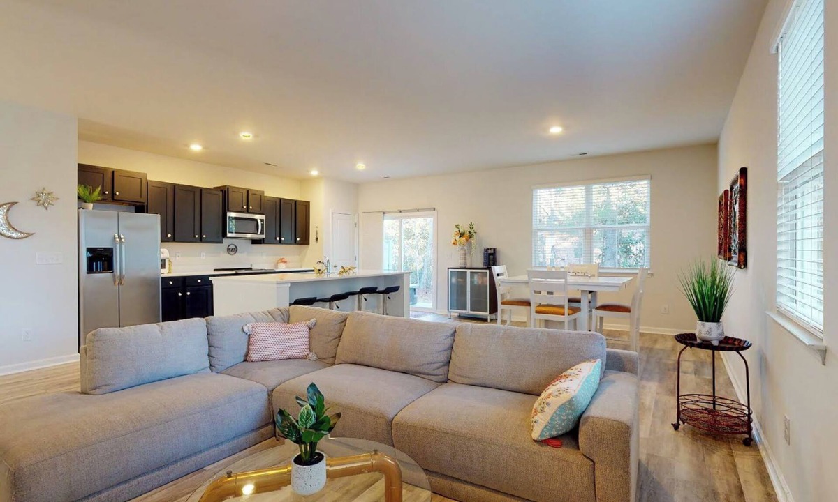 Murraysville House | Cheerful, Trendy and Spacious Townhouse