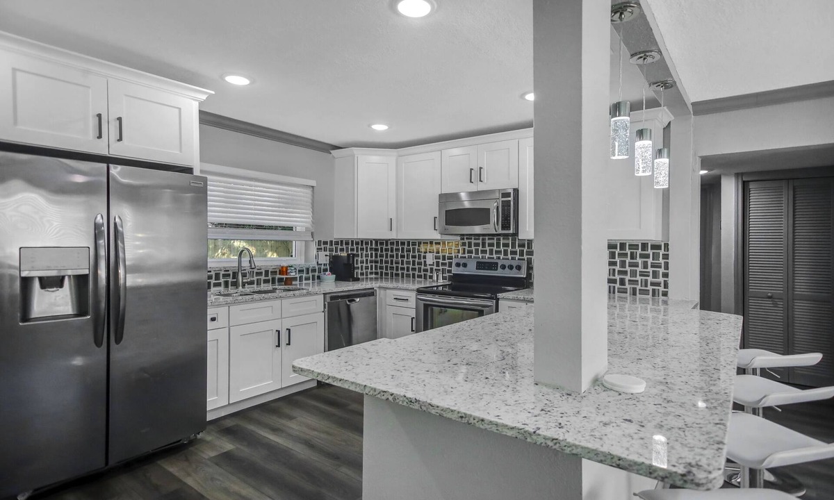 Murray Hill House | ~Chic Clean Cabin Sleeps 10 Arcade & Wine Bar~