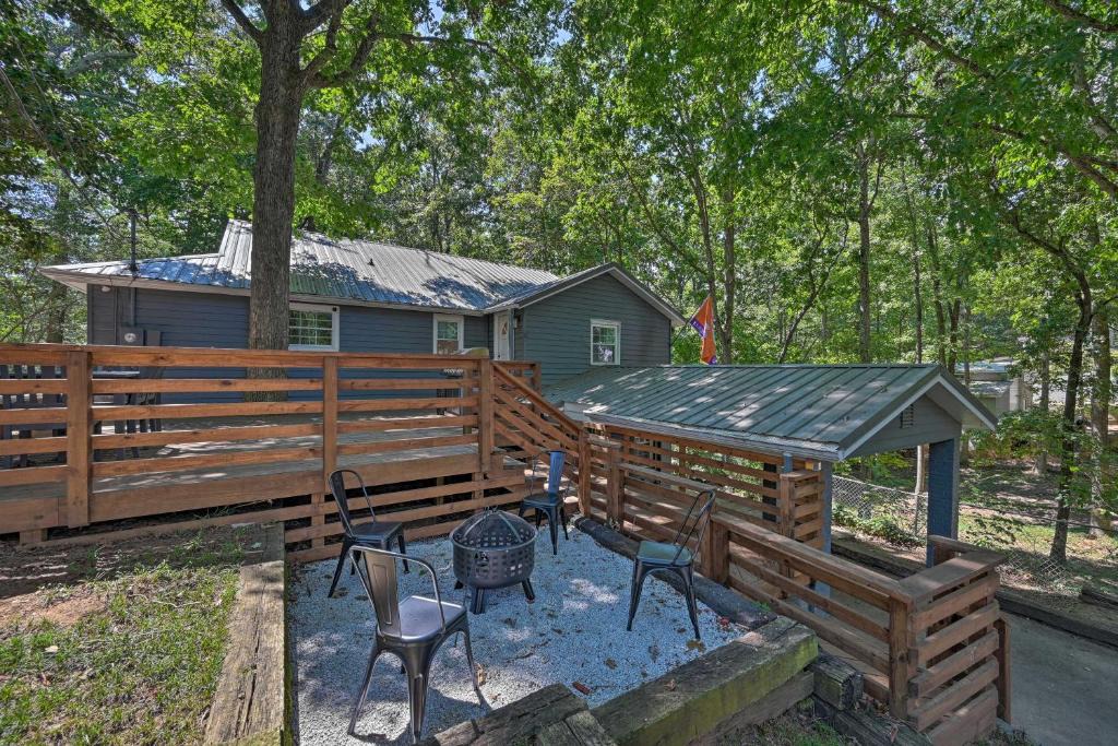Townville House | Chic House w/Private Dock on Lake Hartwell!