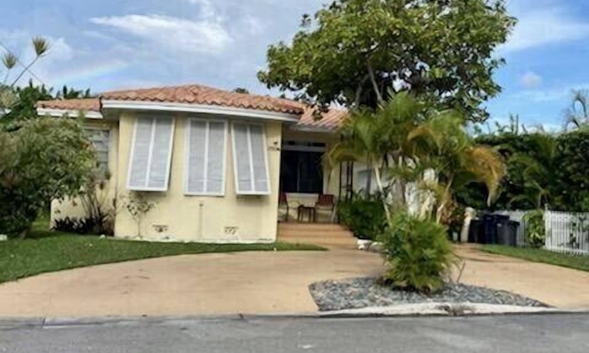 Surfside House | Chillin’ & Grillin’ House ONLY Steps from the Beach and Local Attractions