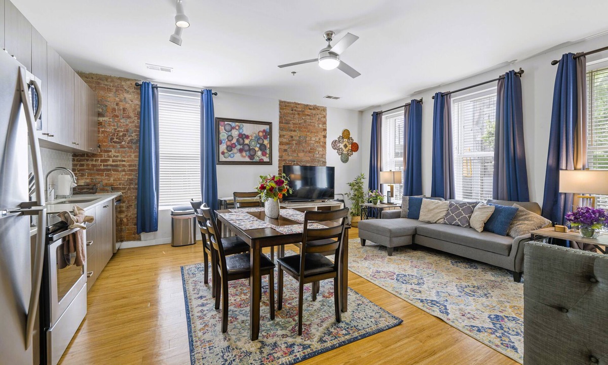 MLK University Condo | Cityscape 3- Killer Location- Sleeps 14-2 Condos