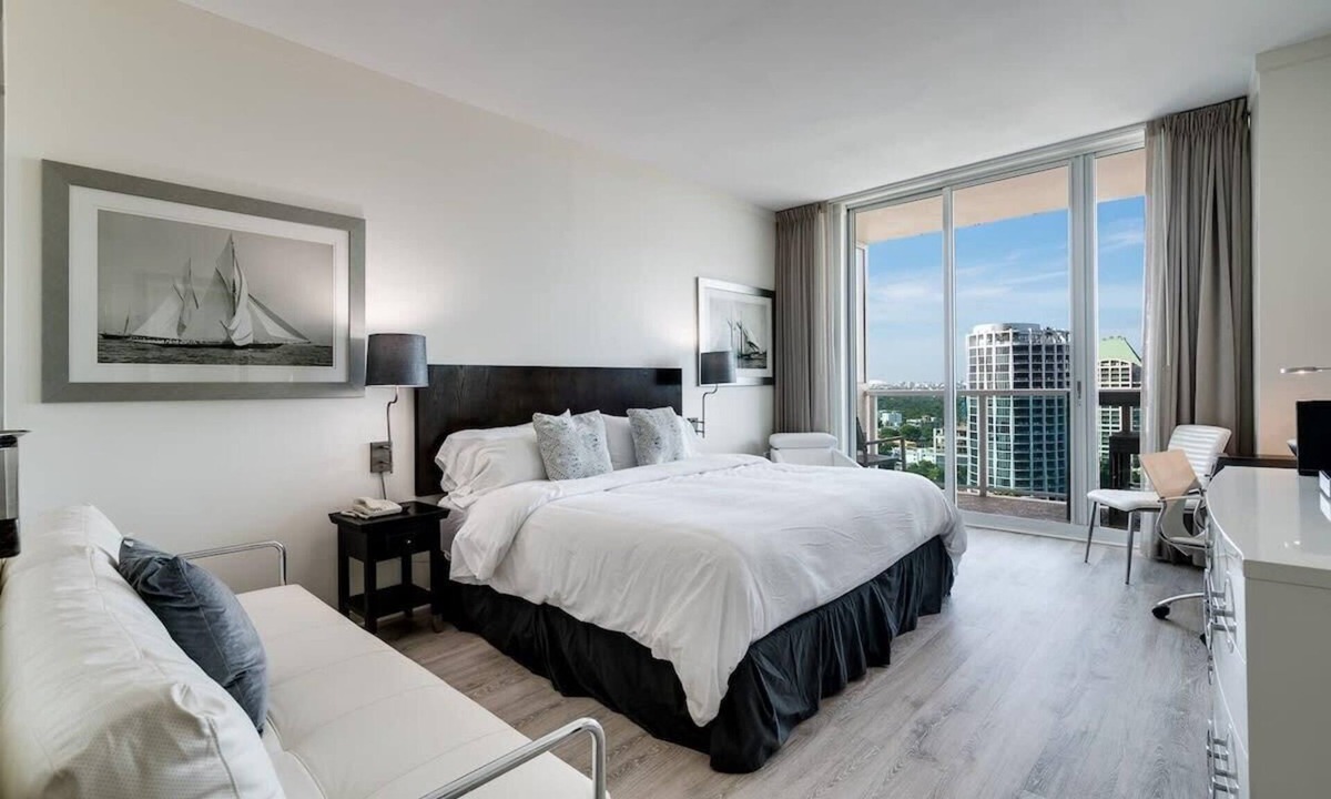 Coconut Grove Condo | CityView Balcony Pool& Hottub. Wi-Fi. Full Kitchen