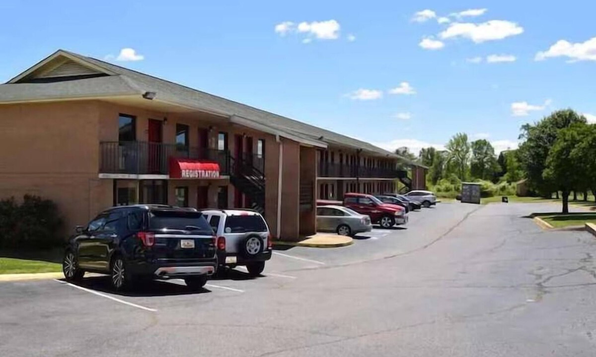 Richburg Hotel | Clean + Comfortable Room w/Queen Bed, Fridge + Microwave – Perfect for Traveler