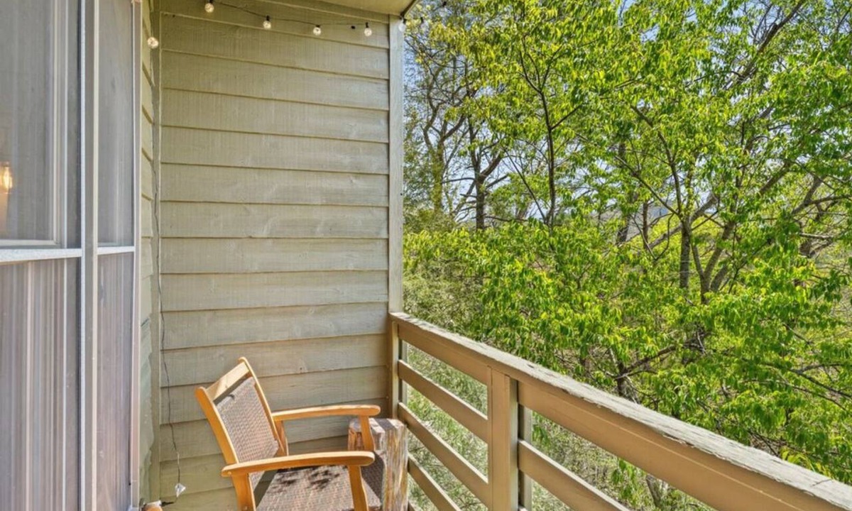 Townsend Hotel | Cliffside Bliss Room - Mountain Views, Balcony, Fireplace