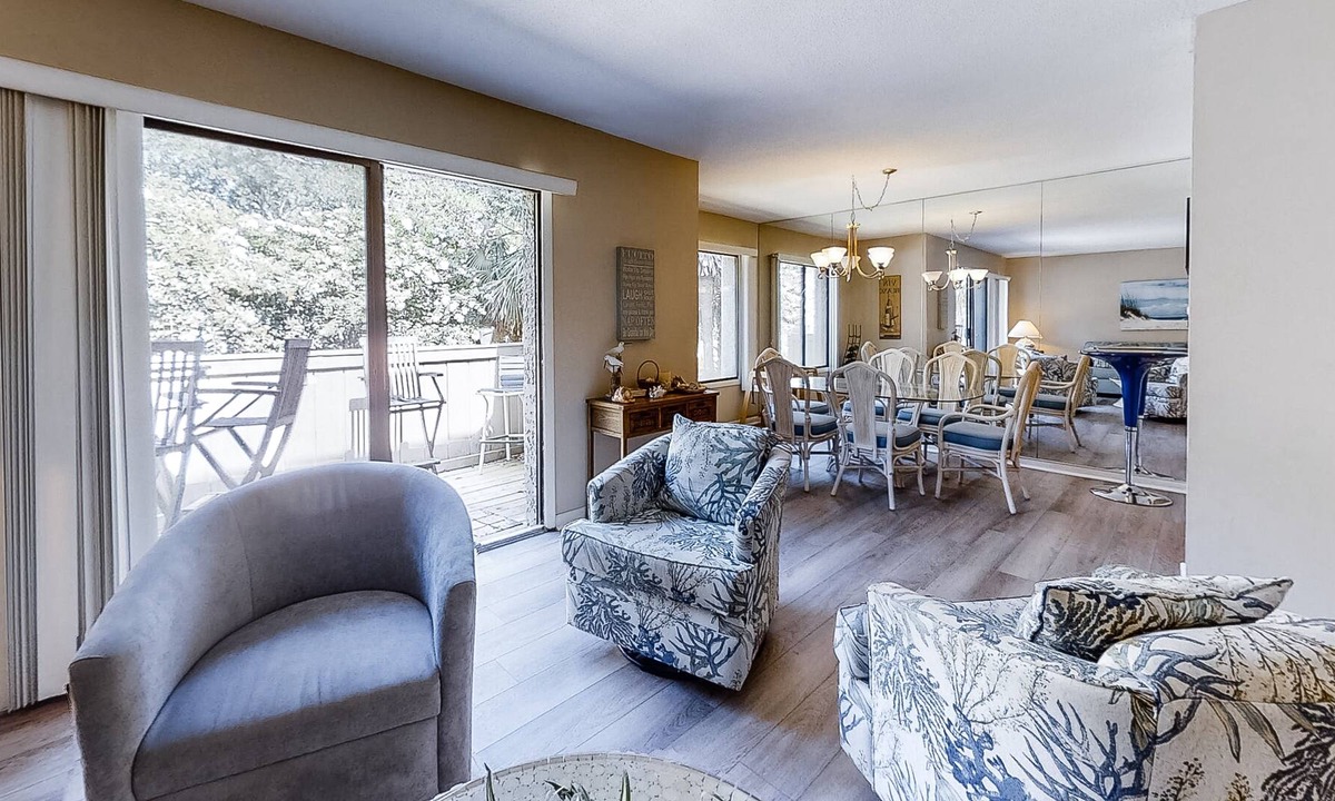 Harbour Town Condo | Coastal getaway with balcony, full kitchen, & washer/dryer -close to the beach