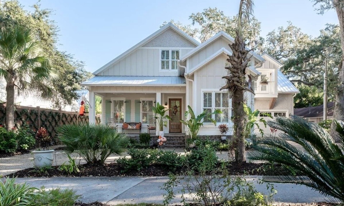 King City House | Coastal Luxury Retreat - Private Pool, Walk to the Pier, & Sleeps 16!