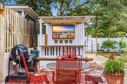Crescent Beach House | Coco Cottage w Outdoor Bar and TV Walk to Beach