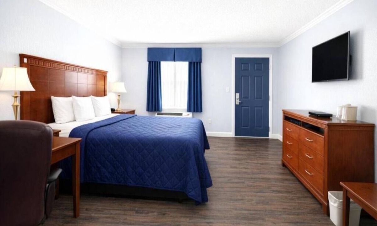 Antioch Hotel | Comfort Room, One king Bed, Non-smoking