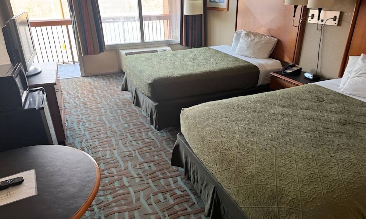 Harriman Hotel | Comfortable 2 Rooms w/Free Breakfast & Parking – Ideal Stop Along I-40