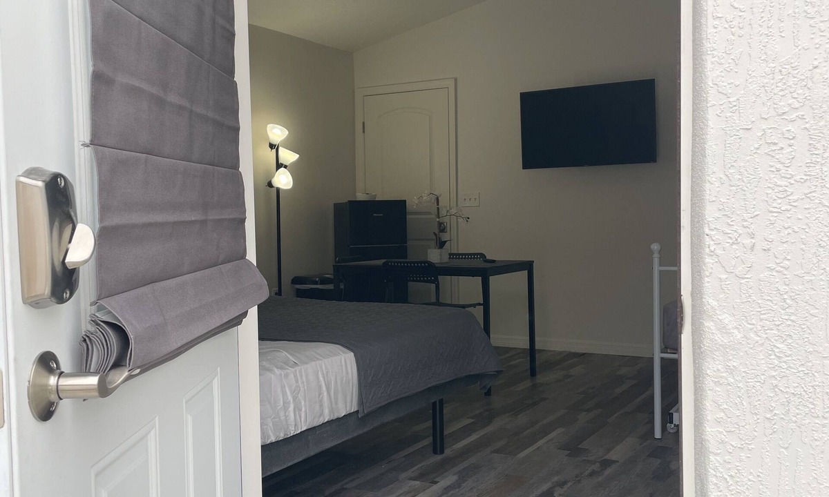 Port Saint Lucie Apartment | Comfortable king studio