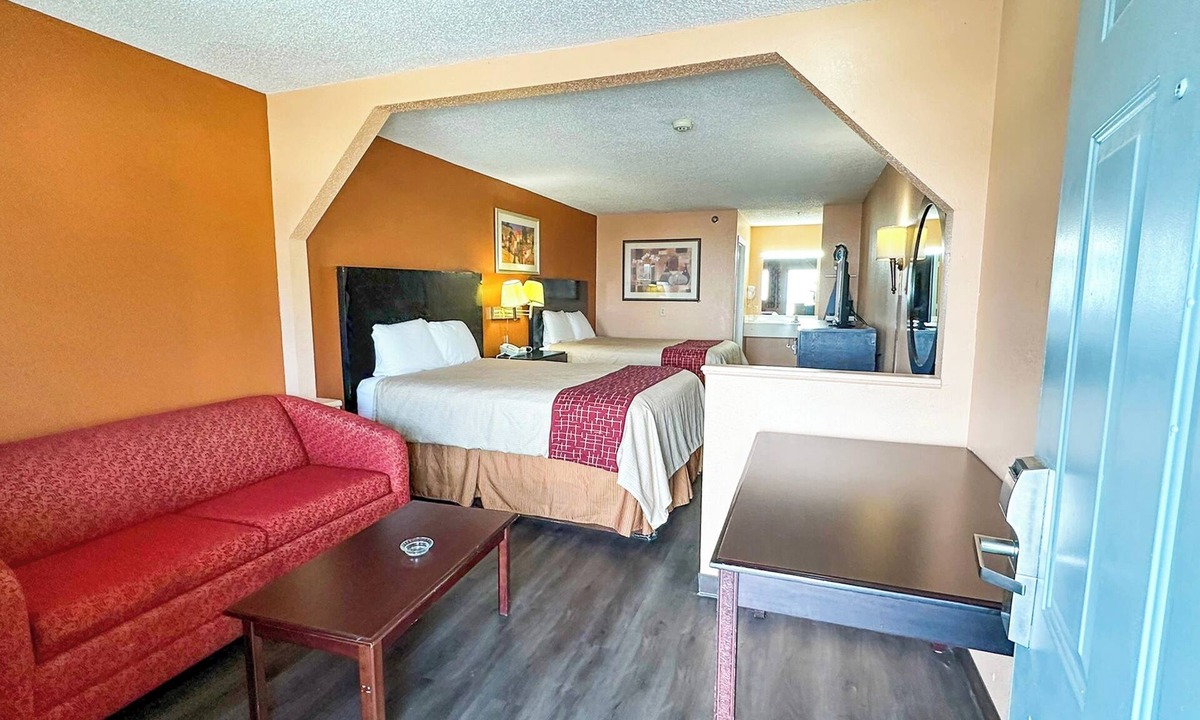 Mount Berry Hotel | Comfortable Room w/Kitchenette Conveniently Located Near Rice Springs Lake