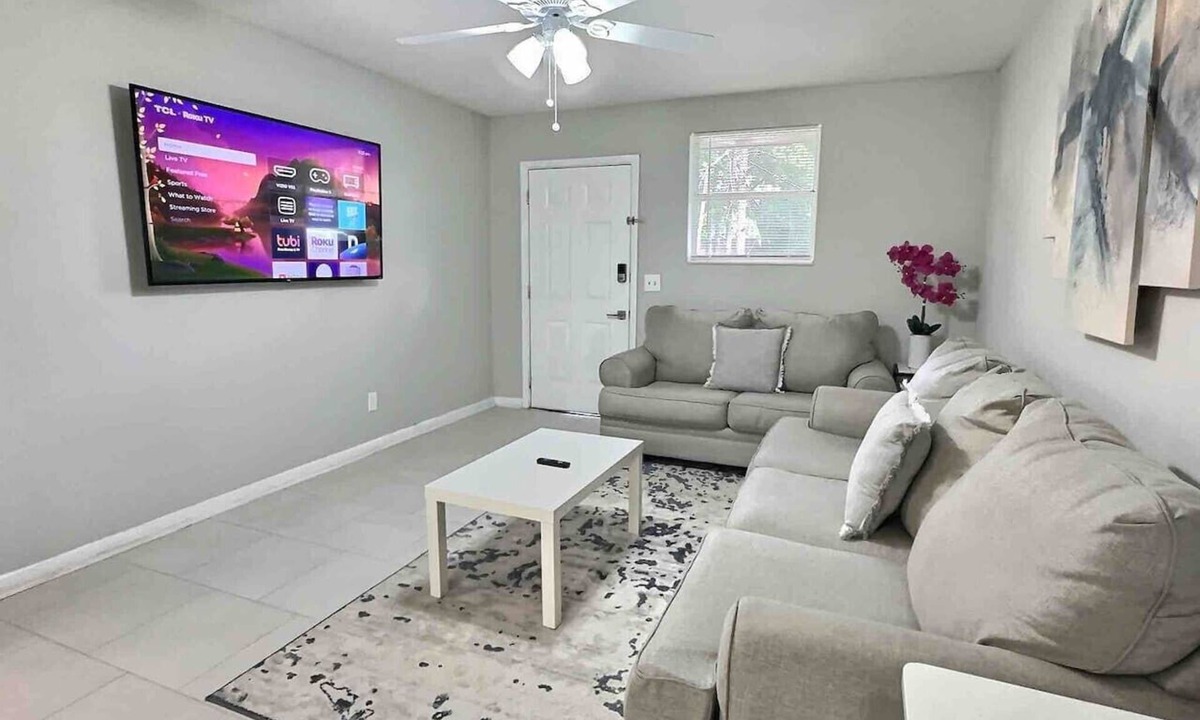 Hyde Park House | Conant White: Sleeps4! 2Bd/1Bth Comfort Living!