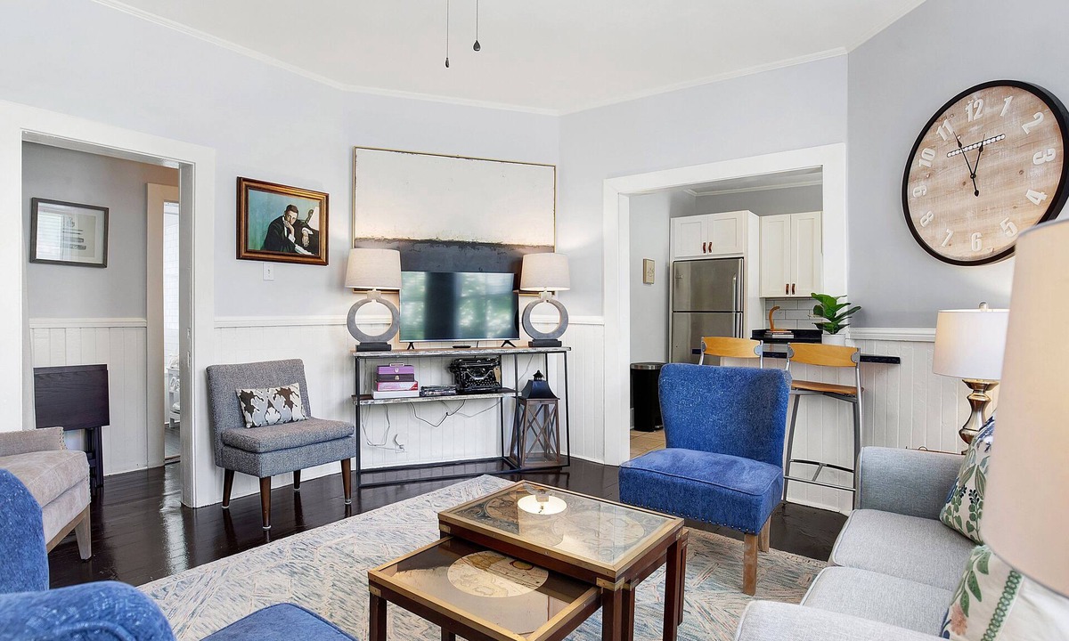 Dixon Park Condo | Contemporary Comfort by the Park | Heated Pool Access