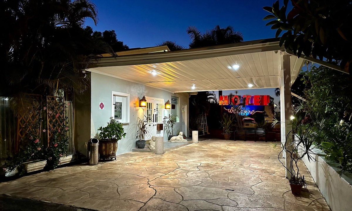 Naples Hotel | Conty's Motel