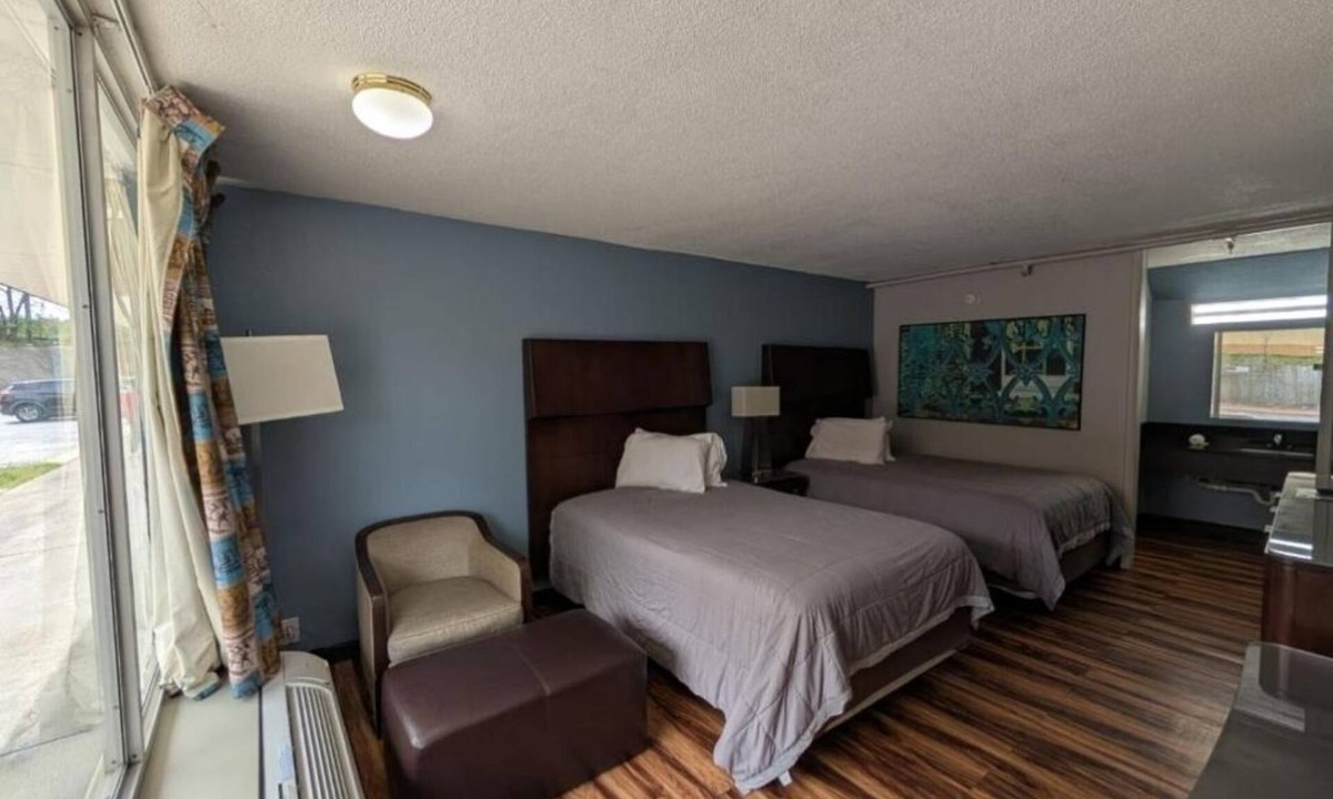 Cartersville Hotel | Convenient Stay with 4 Rooms for Budget Travelers
