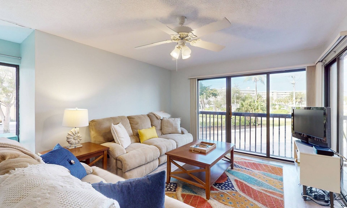 South Island Condo | Corner Unit Condo with Private Balcony, and Shared Pool - Walk to Beach