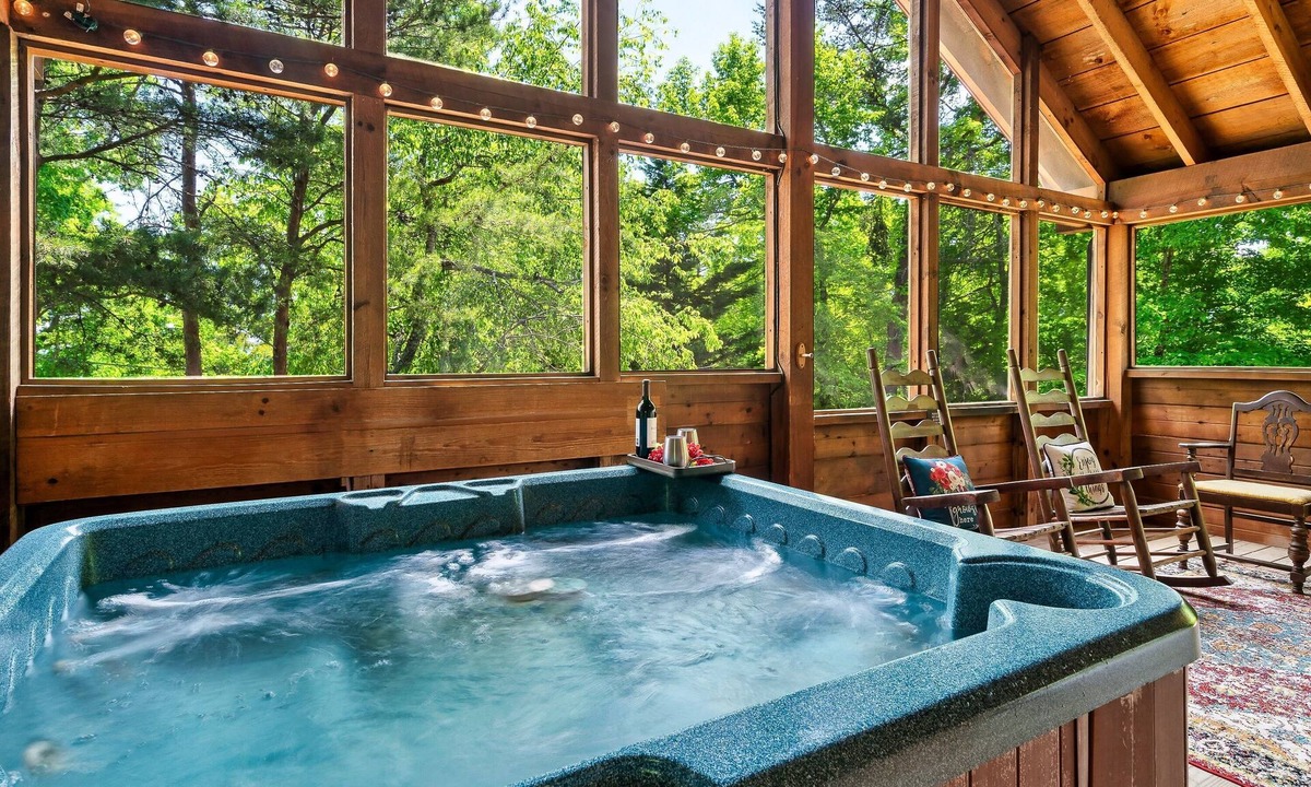 Sevierville Cabin | Couples Getaway - Hot Tub - Close to Downtown - Minutes to Smoky Mountain NP