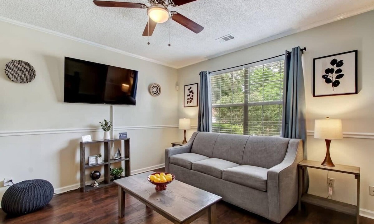 Savannah House | Covered Patio, Yard & Grill Near Historic District