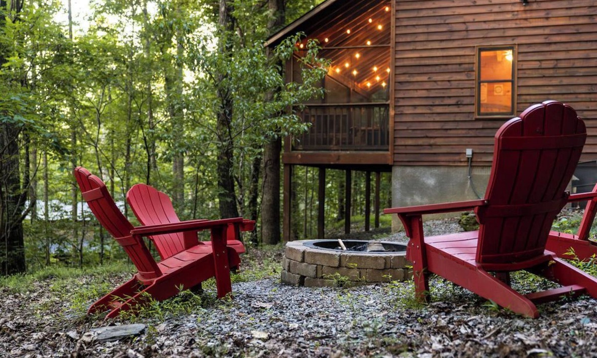 Blairsville Cabin | Cozy 2-bedroom cabin with WiFi, firepit, and more in Blairsville!