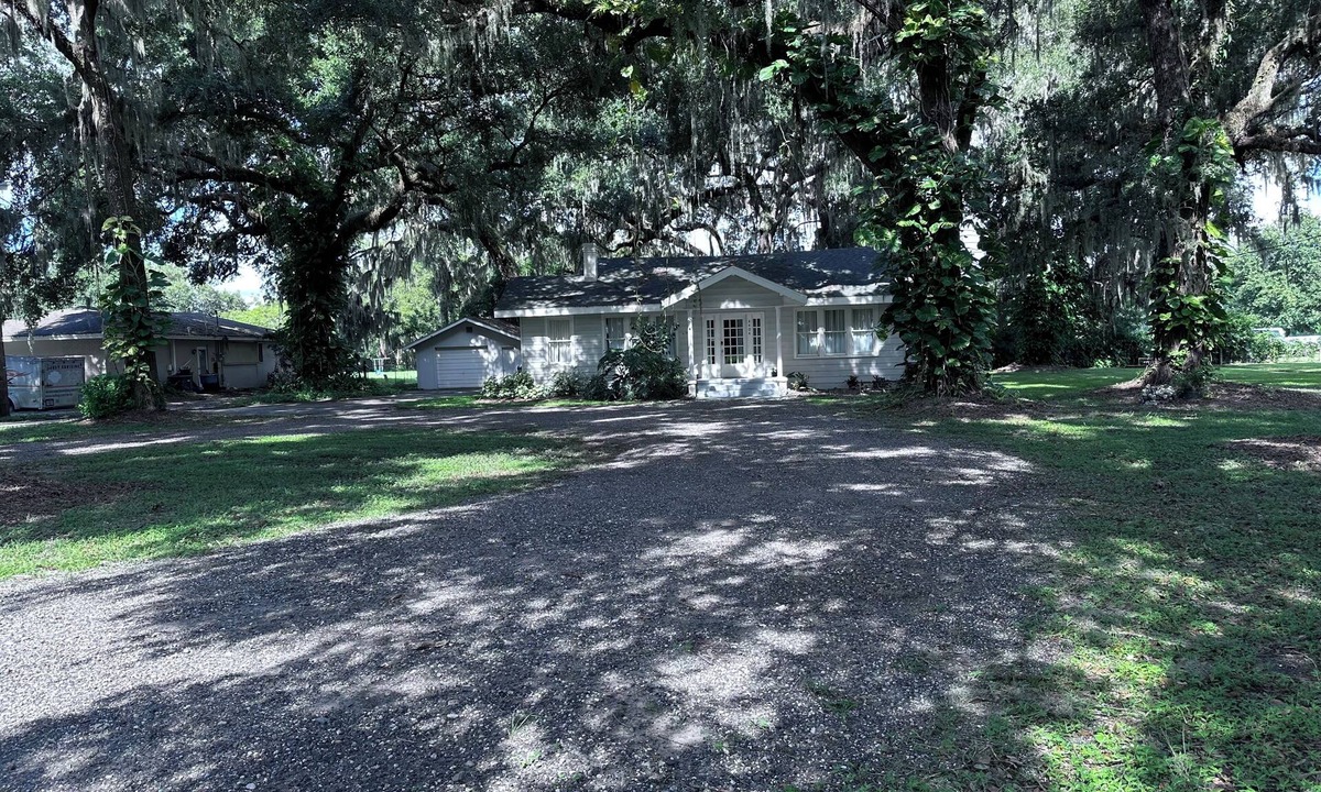 Lakeland House | Cozy 4 bedroom with Rustic Charm
