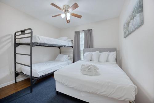 Fortson House | Cozy Cabin-Style Retreat Sleeps 10 Near Fort Benning