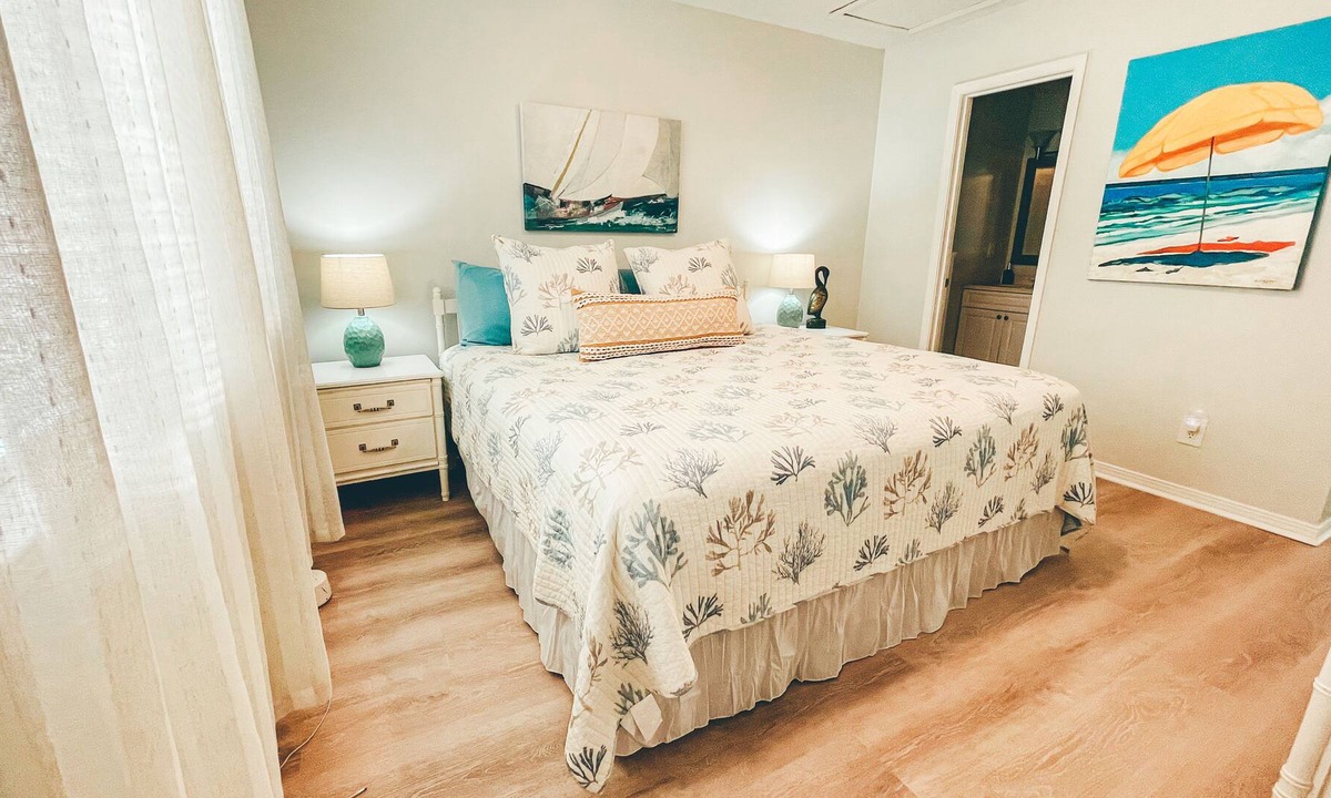 Orange Beach House | Cozy & Clean condo on Wolf Bay in Orange Beach. Beautiful Sunsets on the Pier.