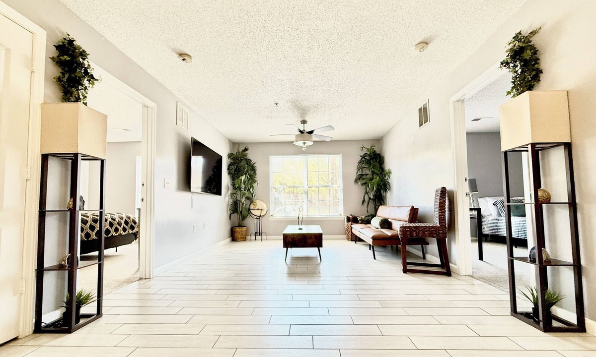 Tallahassee Condo | Cozy Condo 2x2 Spacious Suite in Tallahassee with fitness room, AC, WiFi & Pool