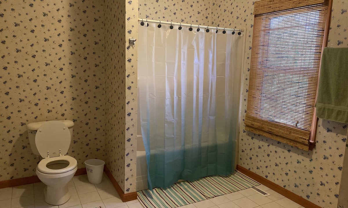 Kingsport House | Cozy cottage, 5 min away from shopping center, access to the lake, great views