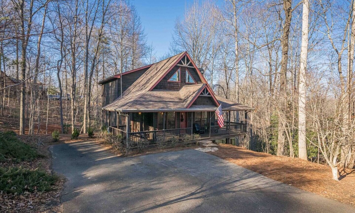 Dahlonega House | Cozy Dahlonega Cabin w/Hot Tub. Surrounded by wineries and 8 mins to downtown!