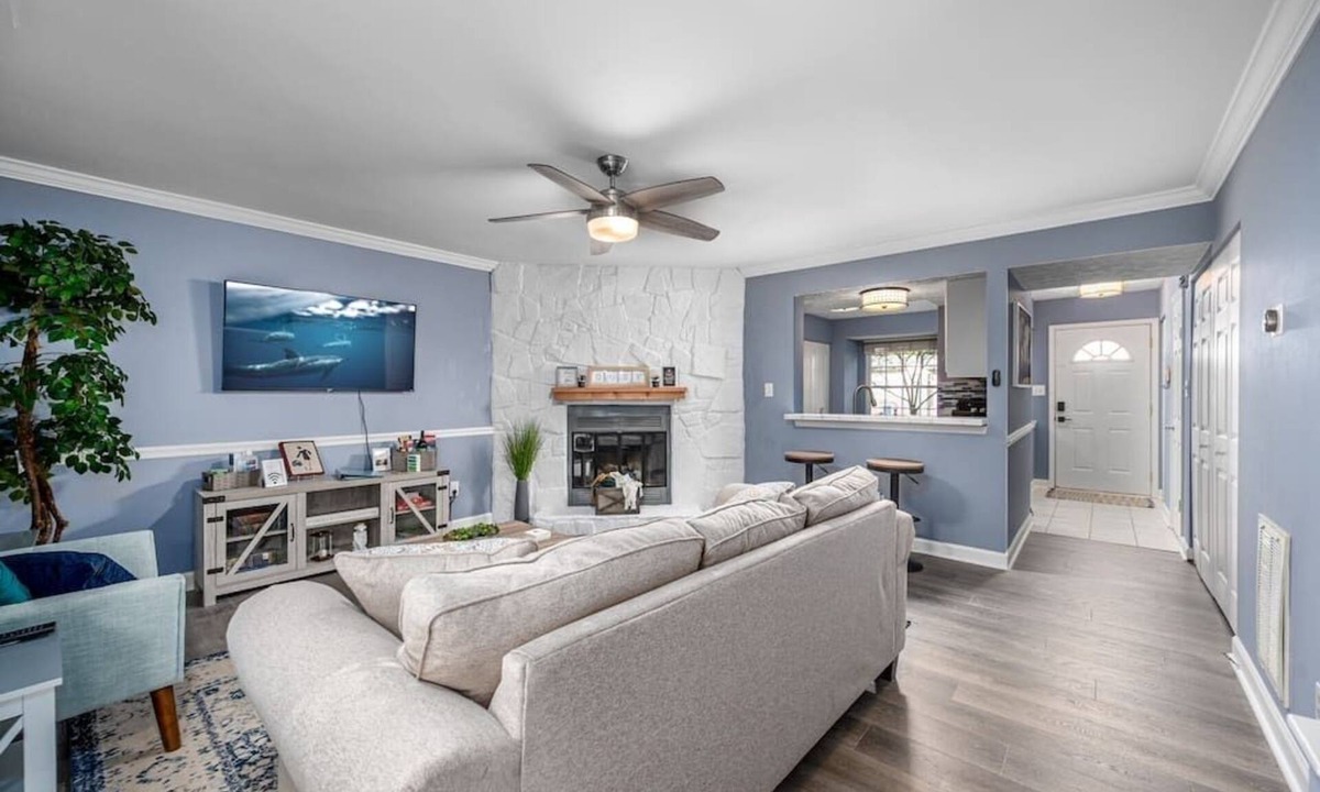 Cary House | Cozy End Unit Townhouse 1 Mile from Downtown Cary