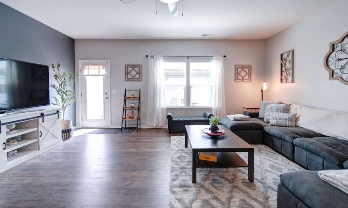Pineville House | Cozy Getaway near fun filled Carowinds & shopping