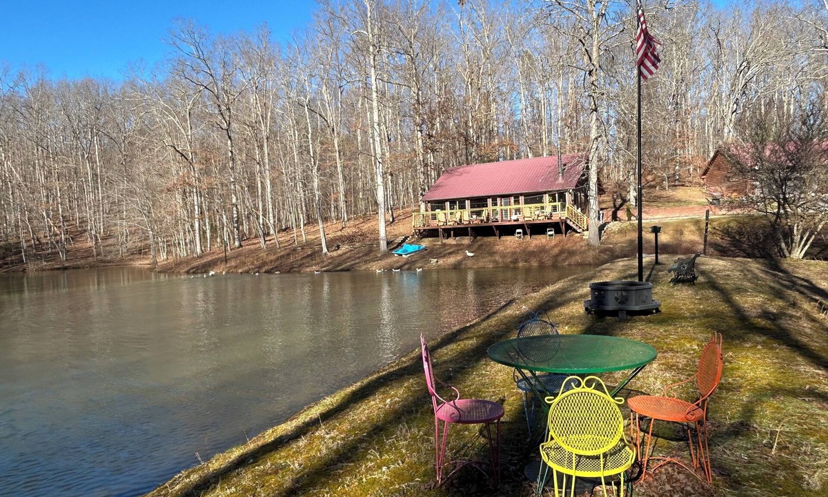 Sparta Cabin | Cozy lake-front 1-bedroom cabin in beautiful Sparta with AC/Heating