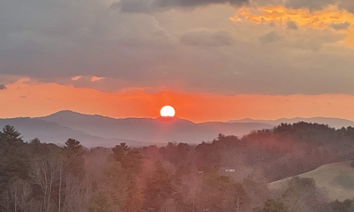 Leicester House | Cozy Mountain Home, Amazing Sunrises with a Hot Tub!