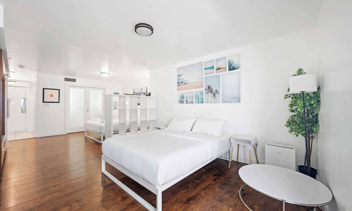 South Beach Condo | Cozy Ocean Drive Studio - Roof top Pool and Bar