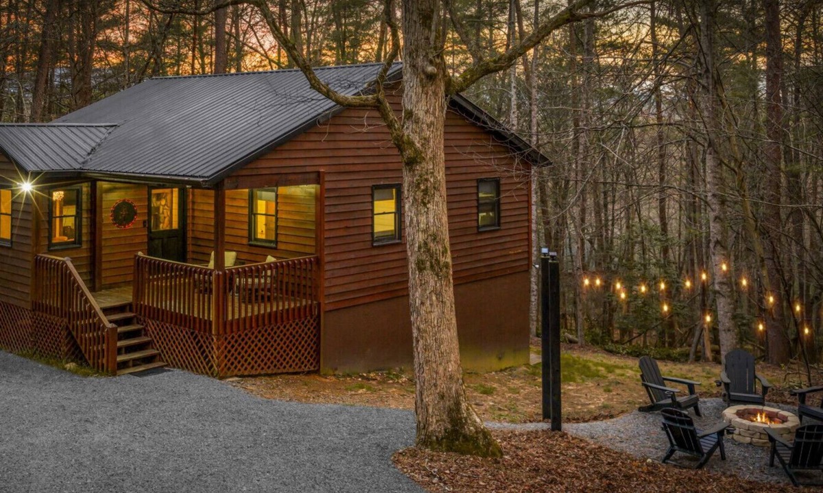 Epworth House | Cozy Pet-Friendly Cabin w/Firepit | Blue Ridge
