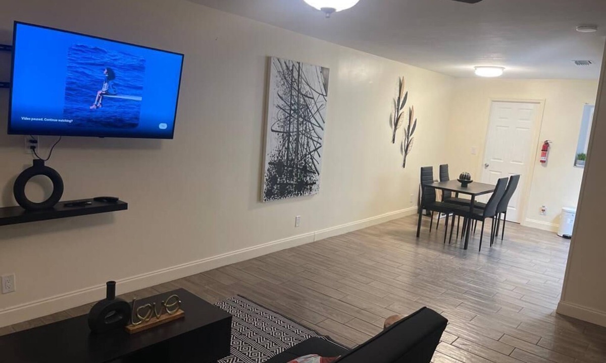 Greenacres House | Cozy, retreat w/outdoor bar. 10 mins from the beach. 12 mins from downtown