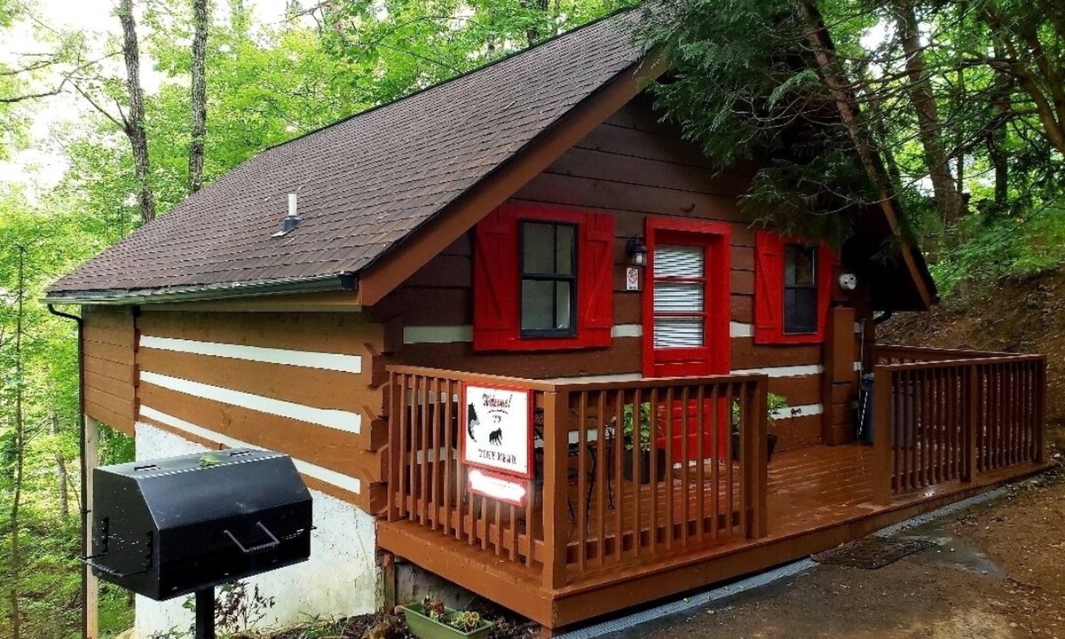 Sevierville Apartment | Cozy Studio Cabin In The Smokies. Close to Pigeon Forge + Wears Valley.