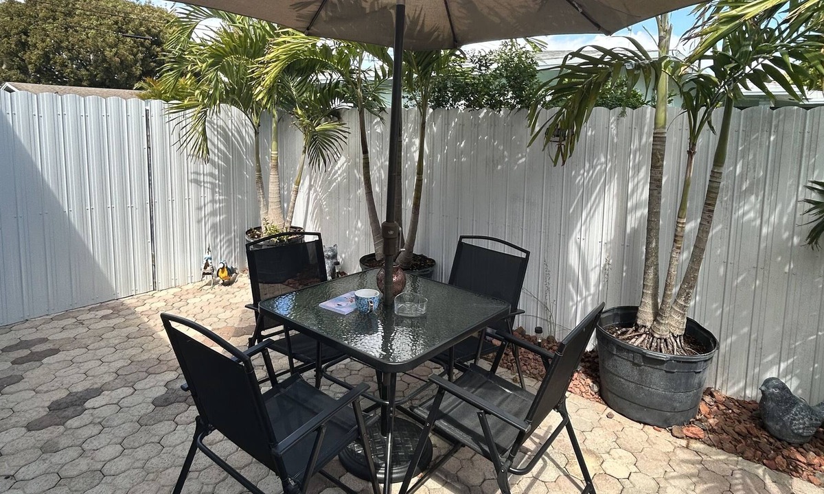 Greenacres Apartment | Cozy Studio with Kitchen, 10 mins from PB Airport