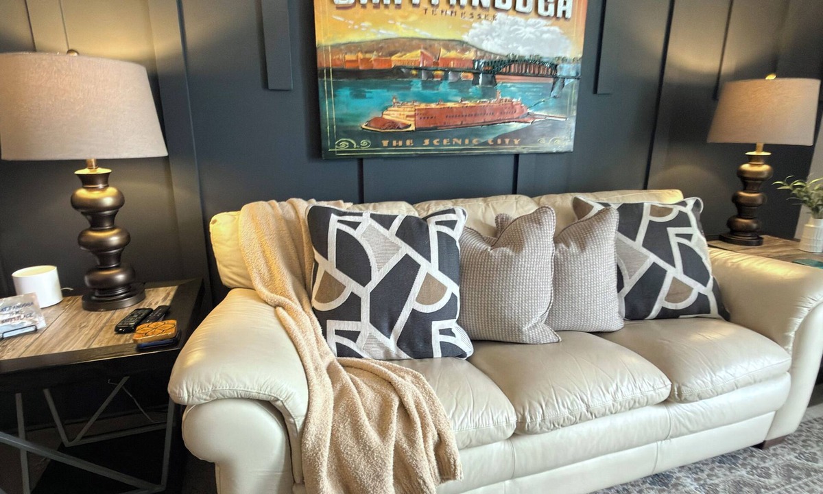 Downtown Chattanooga Condo | Cozy Vibes. Fast WiFi. King Bed. Free parking. Walkable Chattanooga Stay.