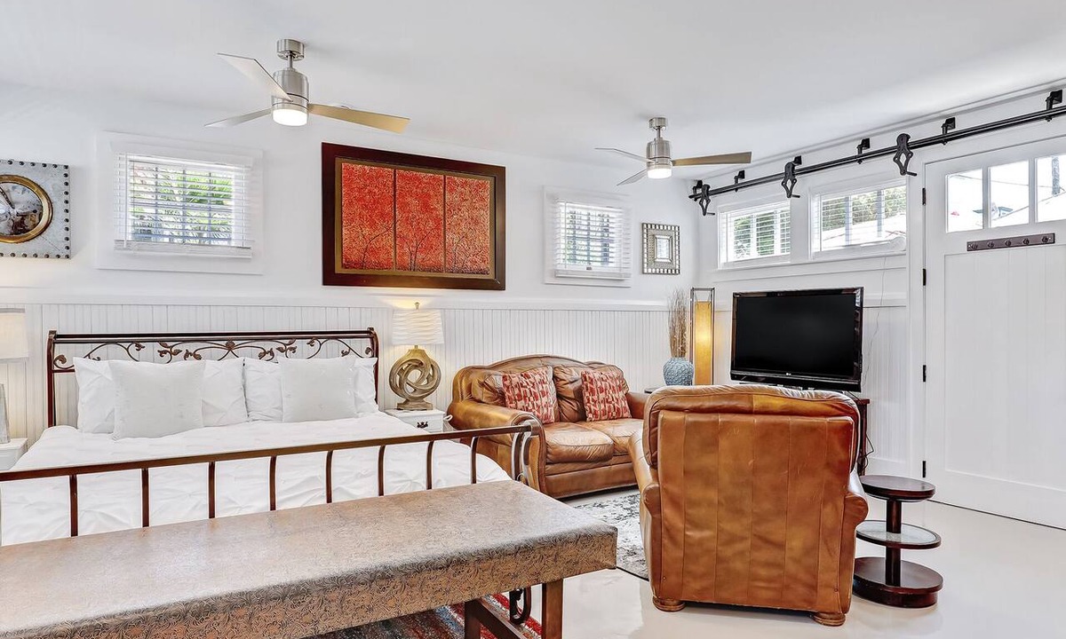 Thomas Square Apartment | Cozy Victorian District Carriage House
