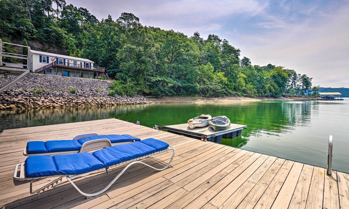 Crane Hill House | Cranes Nest - Huge dock with two kayaks for the guest's use!